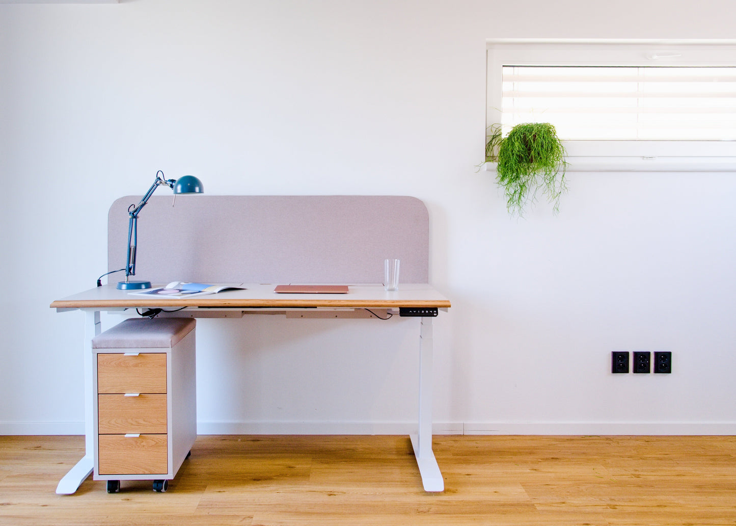 Výškově nastavitelný stůl Plywave s pravoúhlými rohy