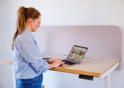 Výškově nastavitelný stůl Plywave s pravoúhlými rohy