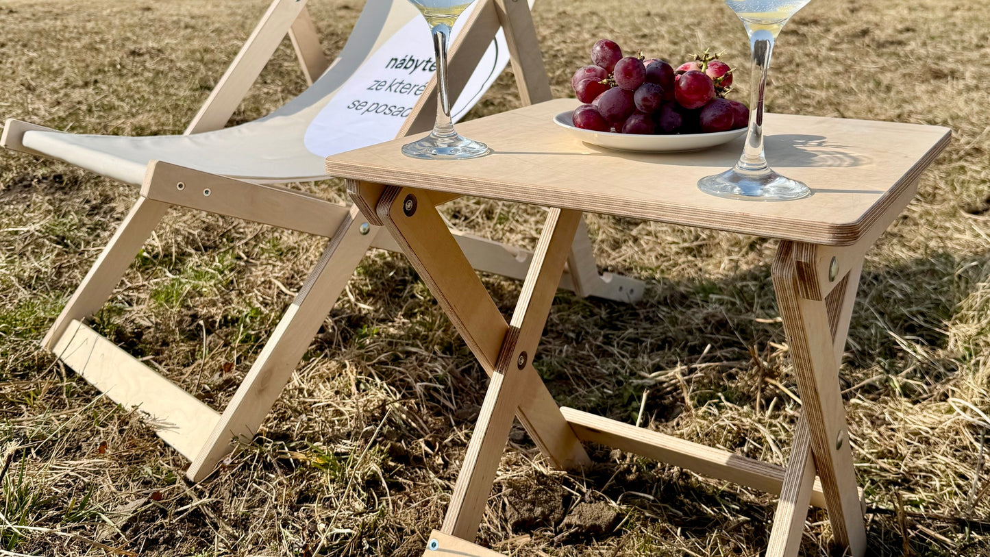 Stolek k zahradnímu lehátku